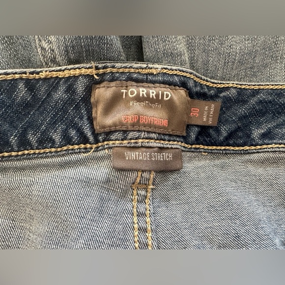 Torrid Cropped Boyfriend Distressed Raw Hem Denim Blue Jeans Pockets Size 30 - Picture 8 of 10